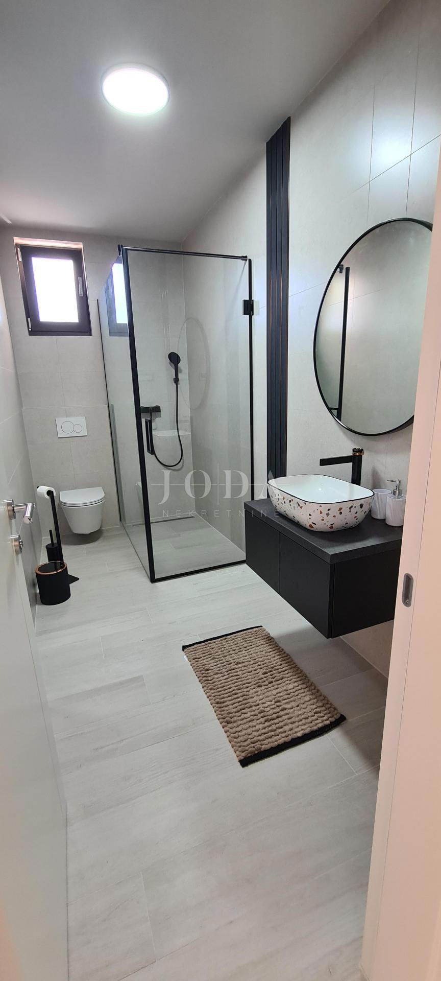 Okolica mesta Krk, vila z bazenom in pogledom na morje!