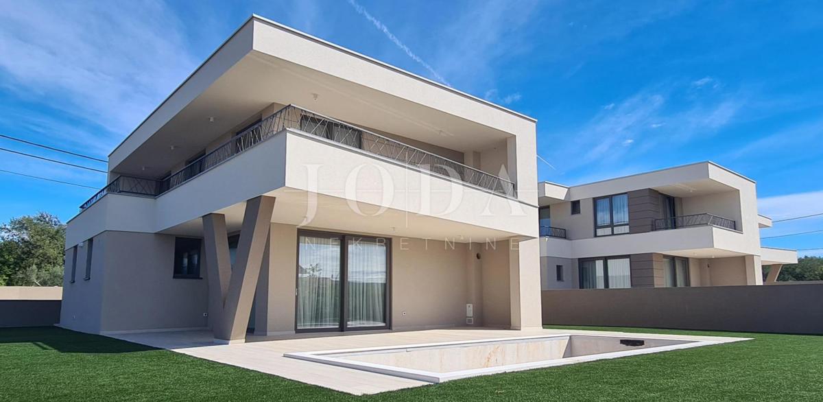 Okolica mesta Krk, vila z bazenom in pogledom na morje!