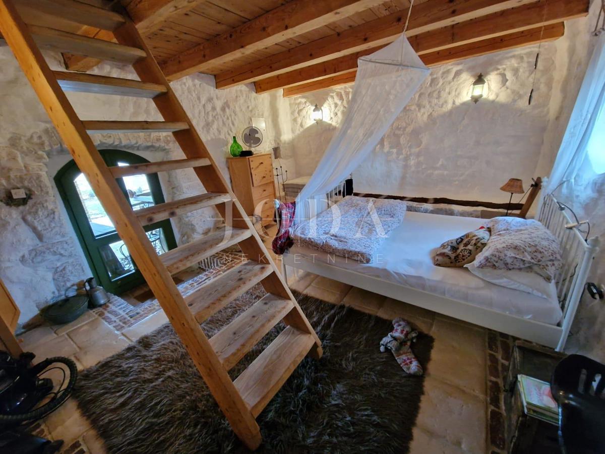 Kamena hiša z bazenom na mirni lokaciji, okolica Dobrinja - otok Krk