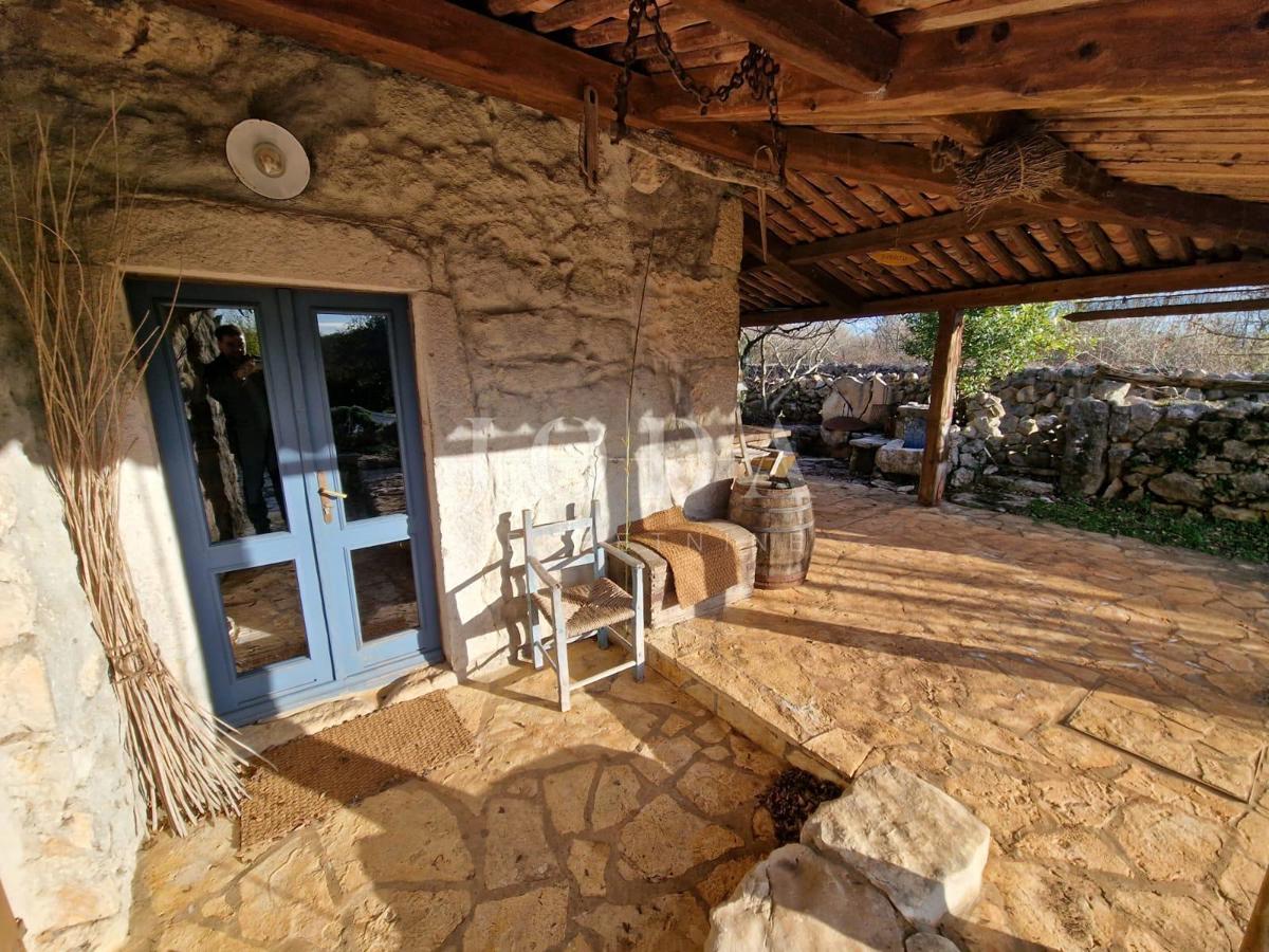 Kamena hiša z bazenom na mirni lokaciji, okolica Dobrinja - otok Krk