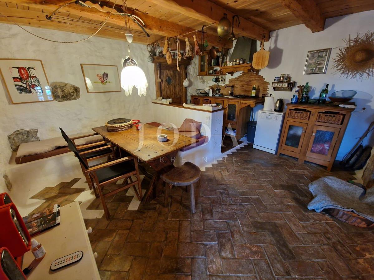 Kamena hiša z bazenom na mirni lokaciji, okolica Dobrinja - otok Krk