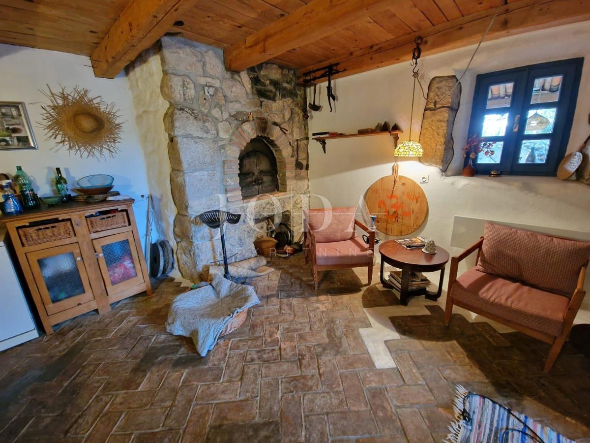 Kamena hiša z bazenom na mirni lokaciji, okolica Dobrinja - otok Krk