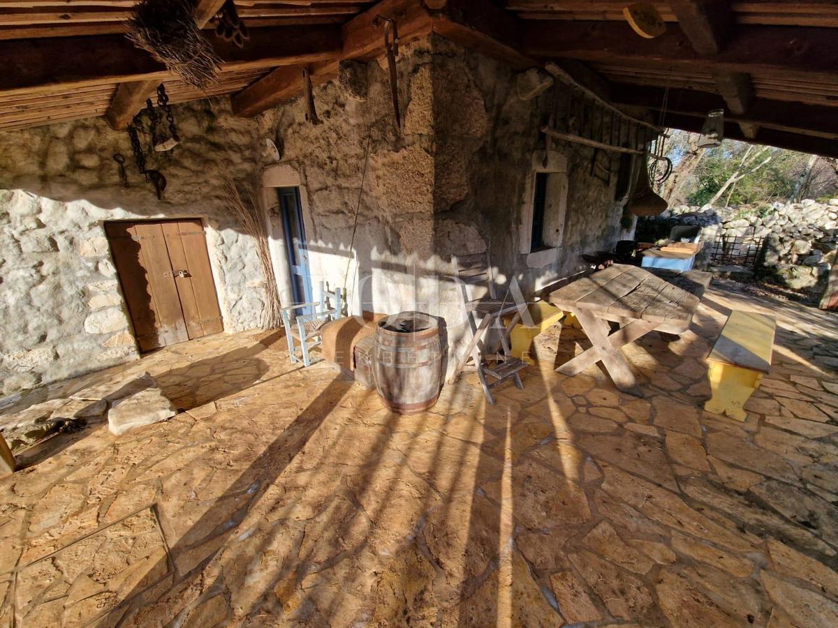 Kamena hiša z bazenom na mirni lokaciji, okolica Dobrinja - otok Krk