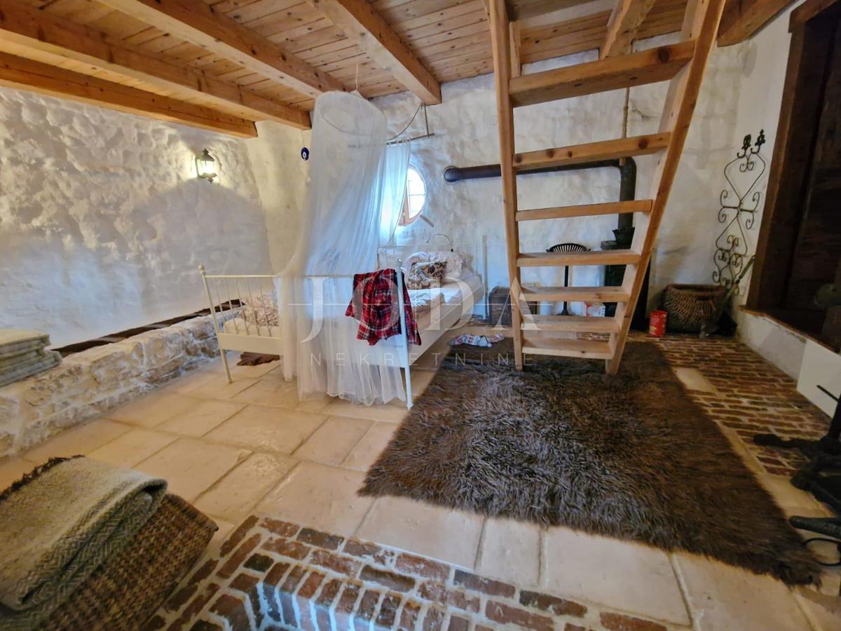 Kamena hiša z bazenom na mirni lokaciji, okolica Dobrinja - otok Krk