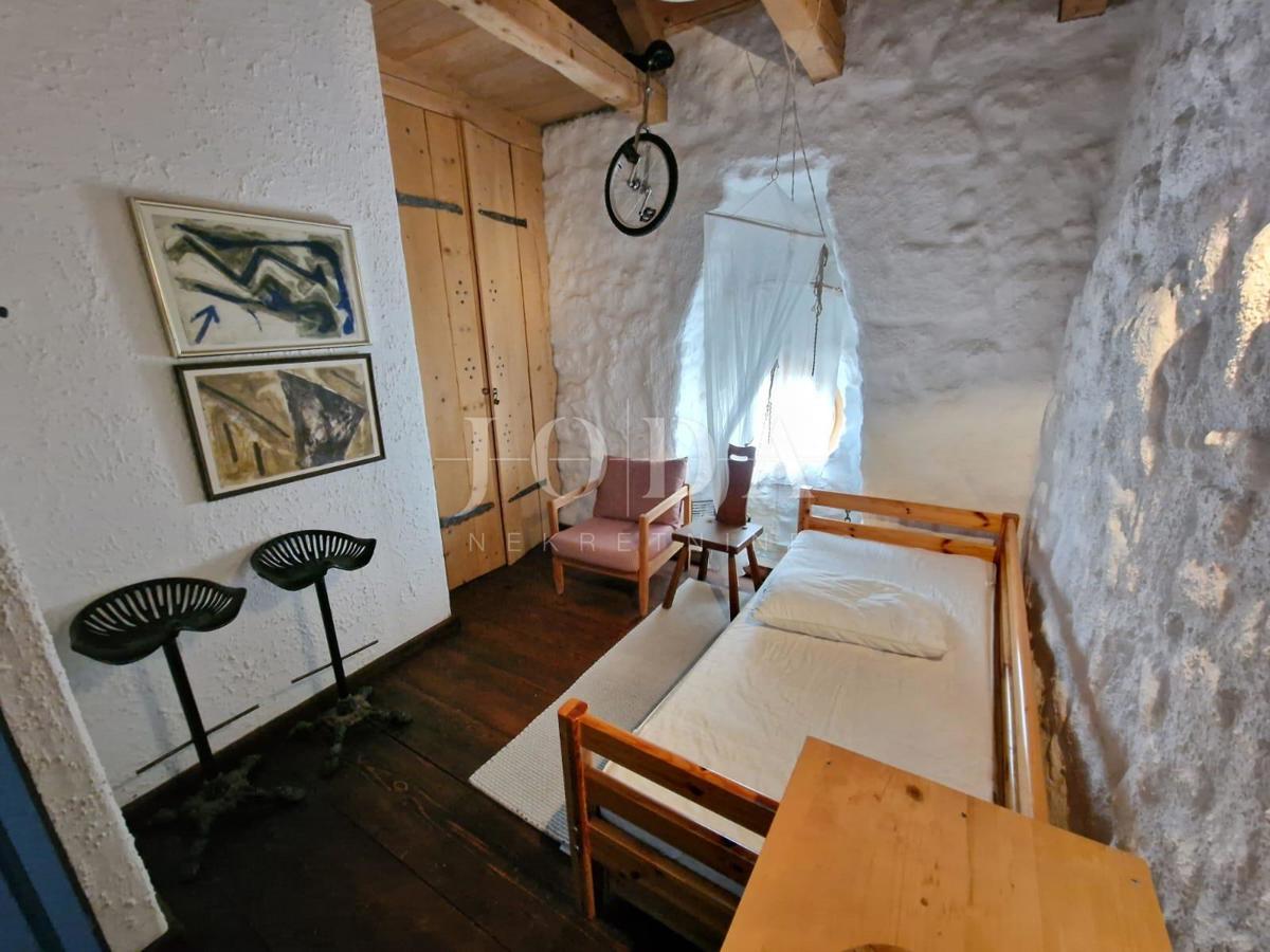 Kamena hiša z bazenom na mirni lokaciji, okolica Dobrinja - otok Krk