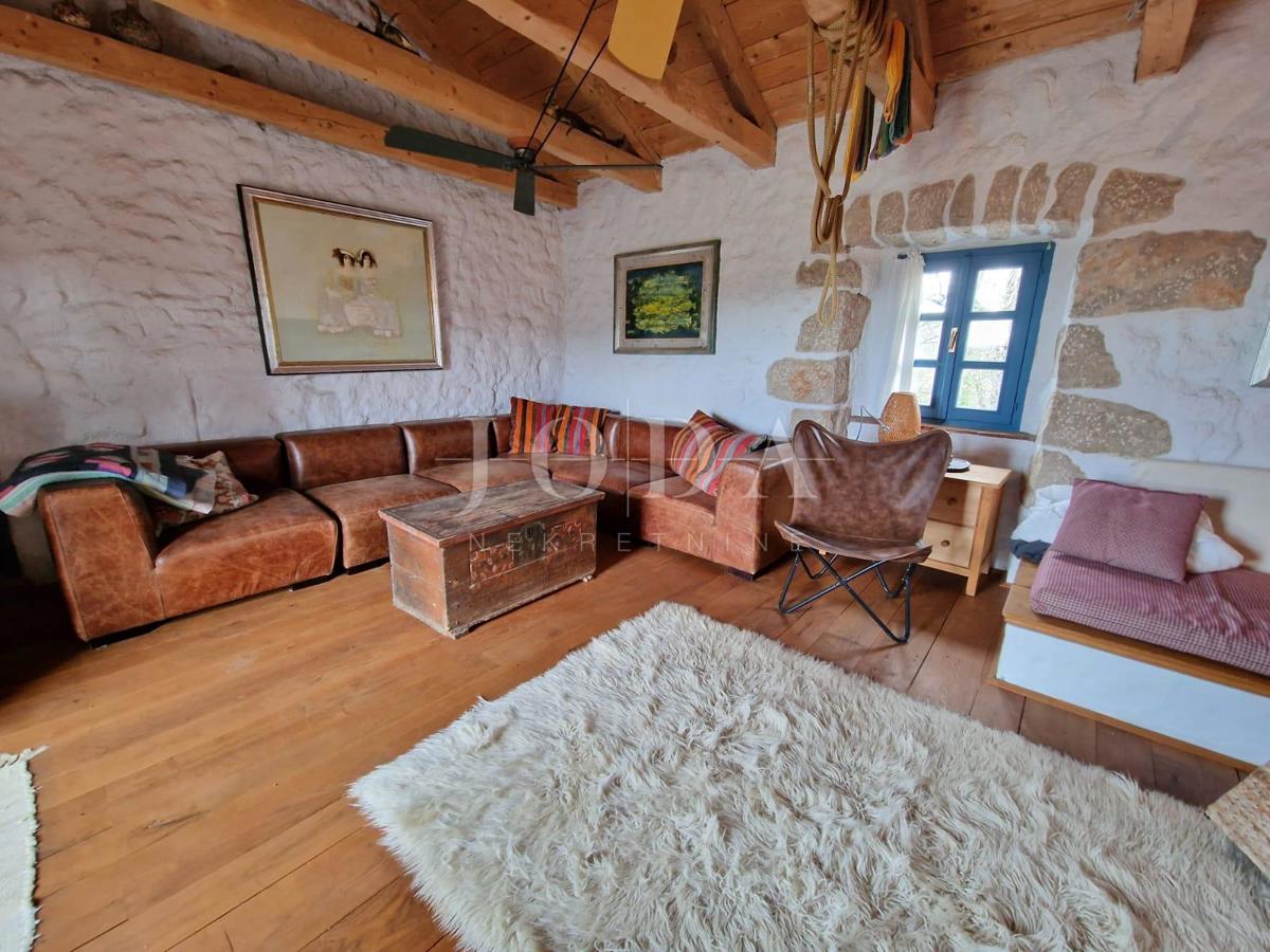 Kamena hiša z bazenom na mirni lokaciji, okolica Dobrinja - otok Krk