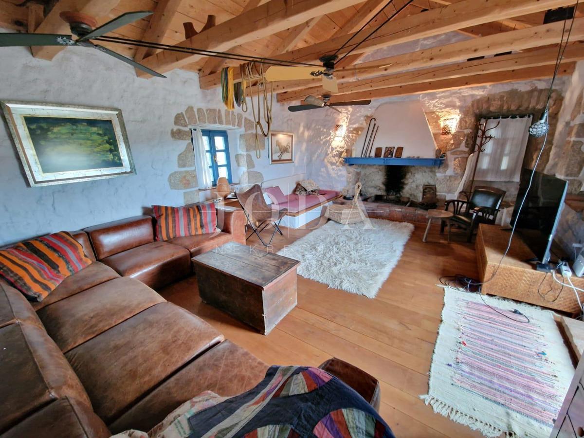 Kamena hiša z bazenom na mirni lokaciji, okolica Dobrinja - otok Krk