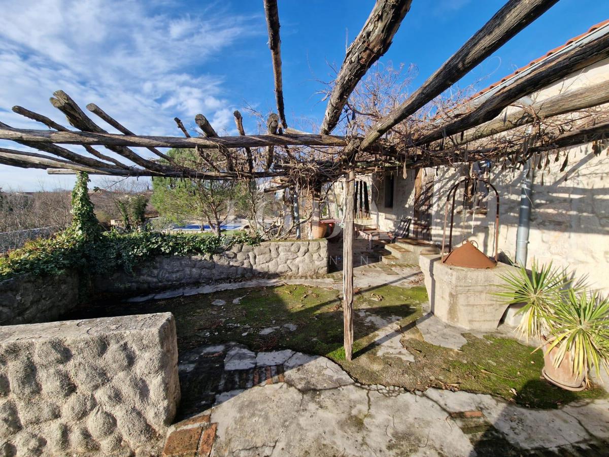 Kamena hiša z bazenom na mirni lokaciji, okolica Dobrinja - otok Krk