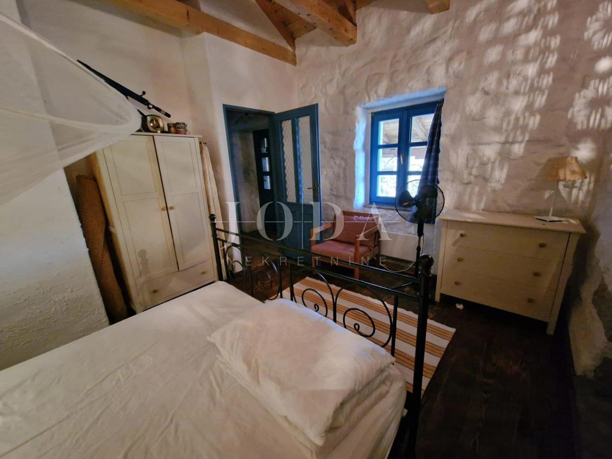 Kamena hiša z bazenom na mirni lokaciji, okolica Dobrinja - otok Krk