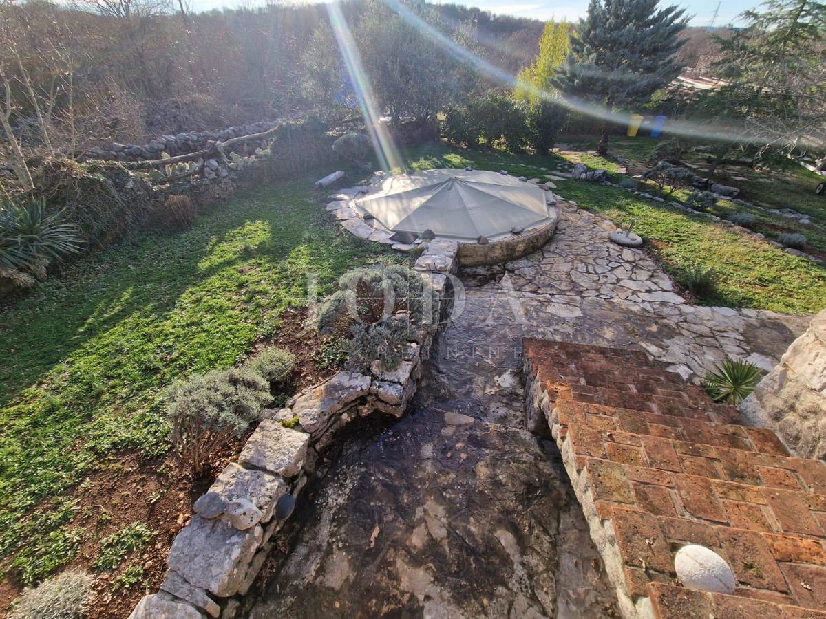 Kamena hiša z bazenom na mirni lokaciji, okolica Dobrinja - otok Krk