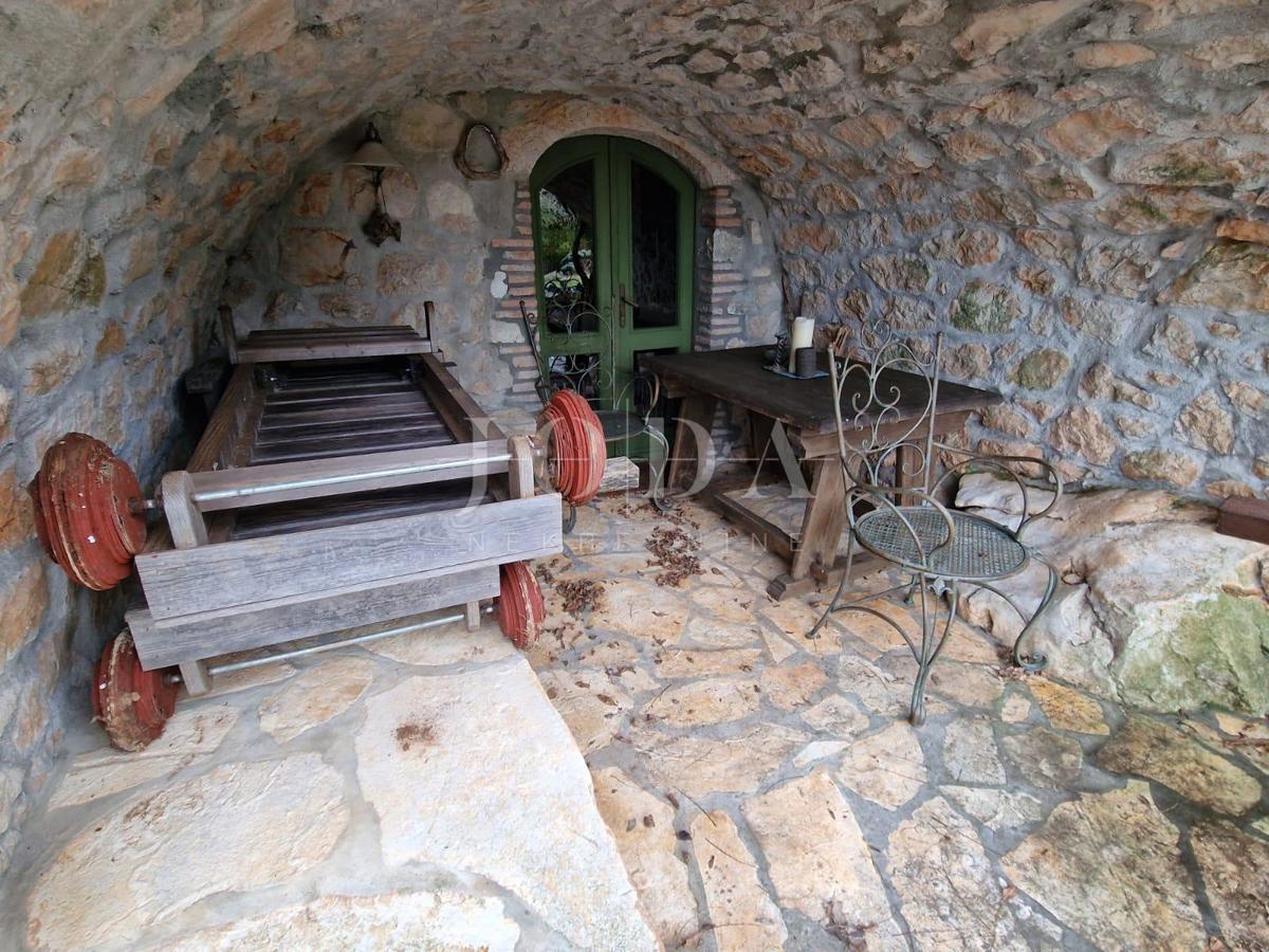 Kamena hiša z bazenom na mirni lokaciji, okolica Dobrinja - otok Krk