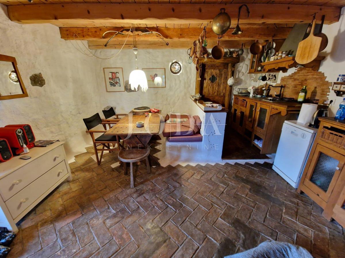 Kamena hiša z bazenom na mirni lokaciji, okolica Dobrinja - otok Krk