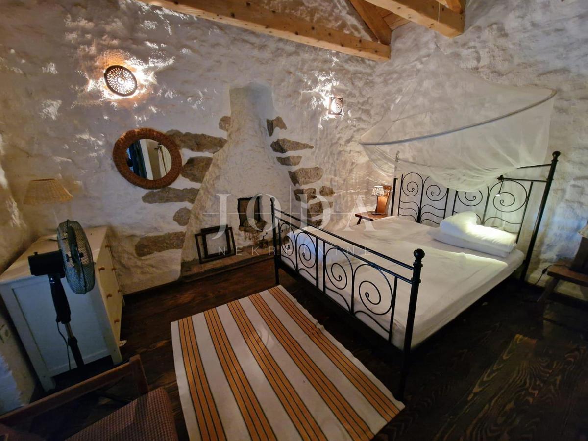 Kamena hiša z bazenom na mirni lokaciji, okolica Dobrinja - otok Krk