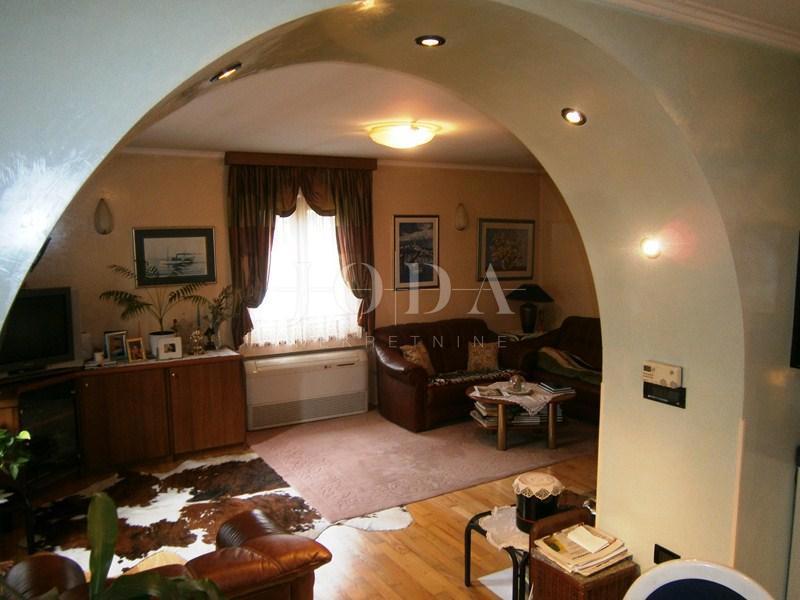 Moderno opremljena hiša z velikim vrtom