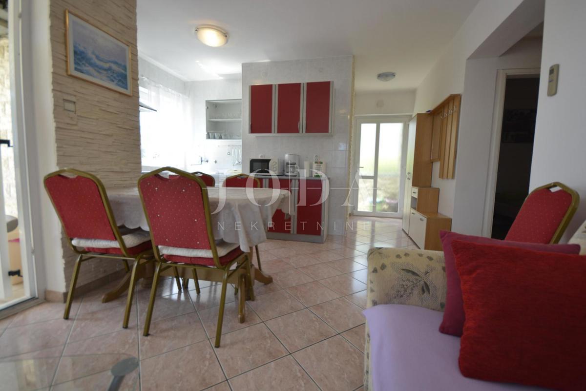 Lijepa samostojeća kuća s velikom uređenom okućnicom, mirna lokacija!