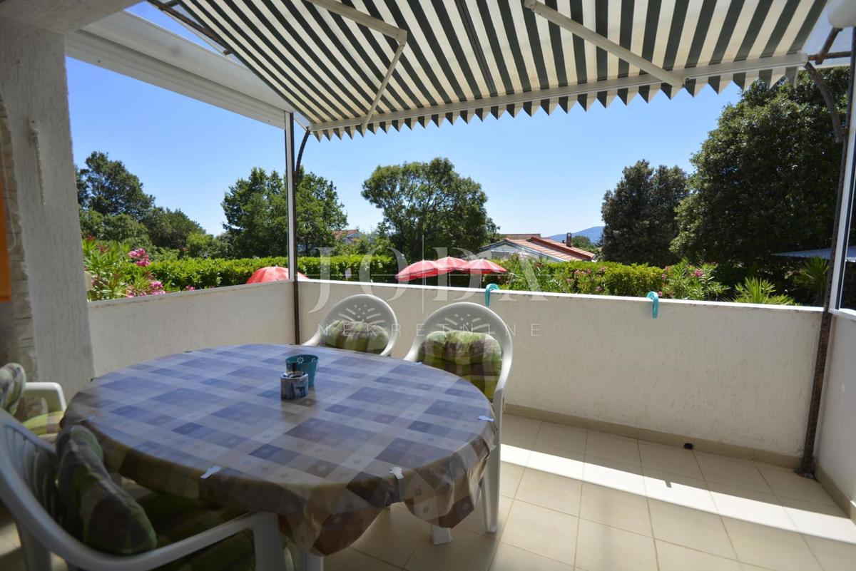 Lijepa samostojeća kuća s velikom uređenom okućnicom, mirna lokacija!