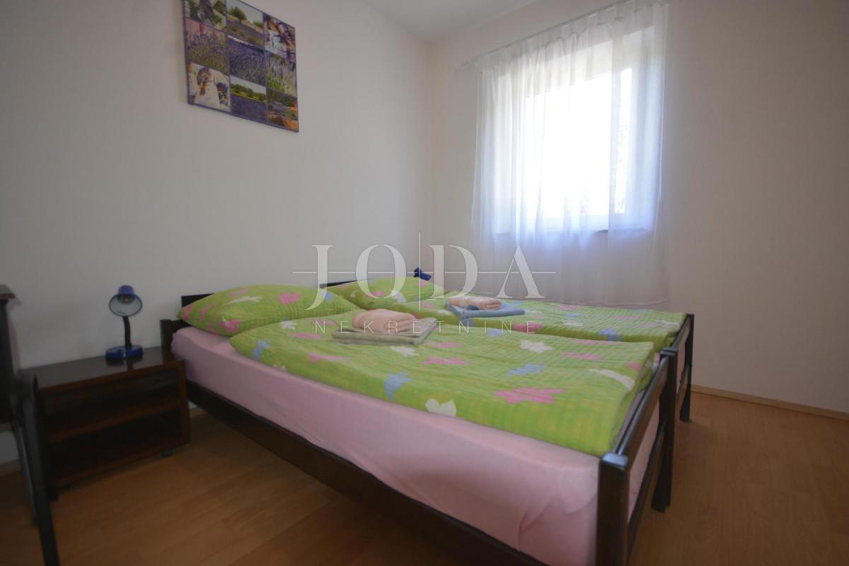 Lijepa samostojeća kuća s velikom uređenom okućnicom, mirna lokacija!