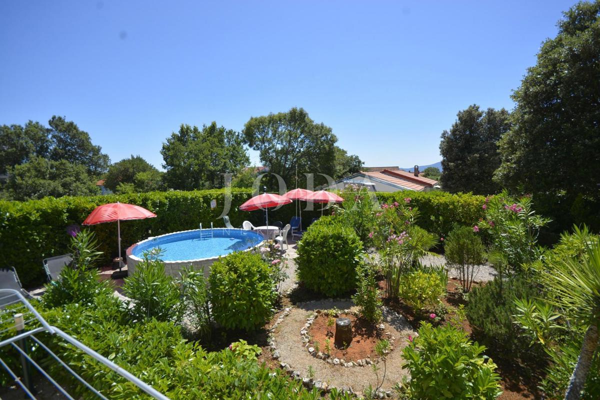 Lijepa samostojeća kuća s velikom uređenom okućnicom, mirna lokacija!