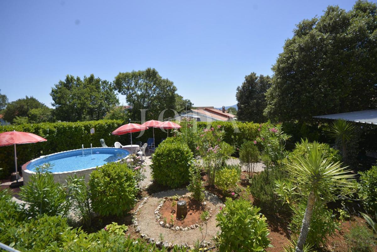 Lijepa samostojeća kuća s velikom uređenom okućnicom, mirna lokacija!