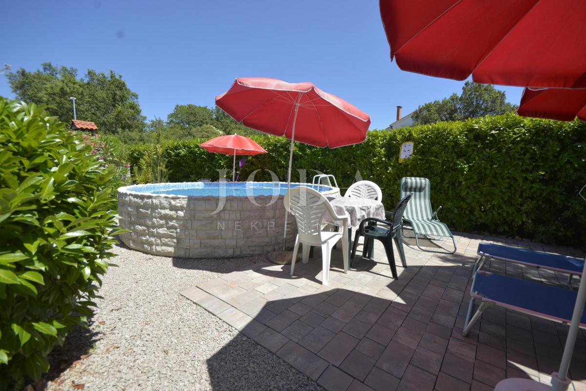 Lijepa samostojeća kuća s velikom uređenom okućnicom, mirna lokacija!