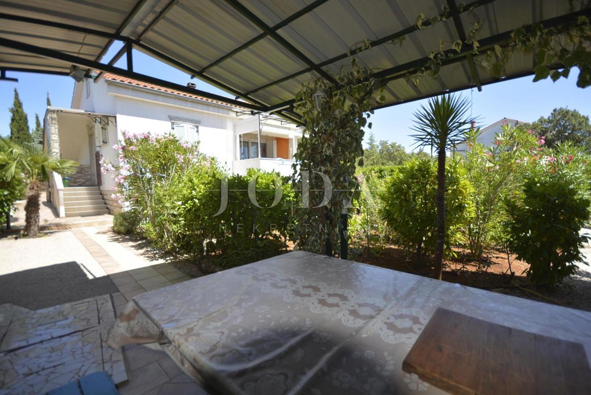 Lijepa samostojeća kuća s velikom uređenom okućnicom, mirna lokacija!