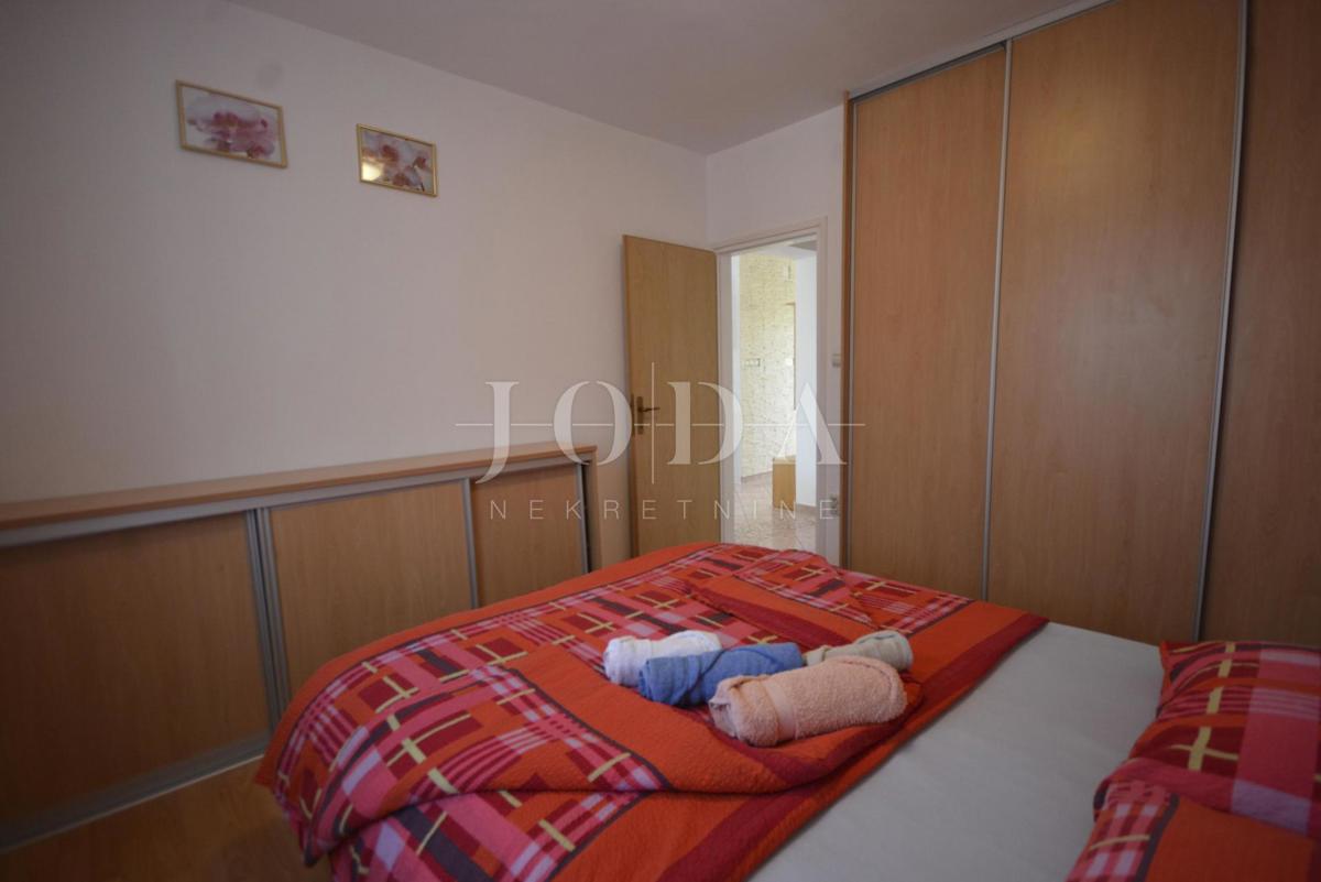 Lijepa samostojeća kuća s velikom uređenom okućnicom, mirna lokacija!