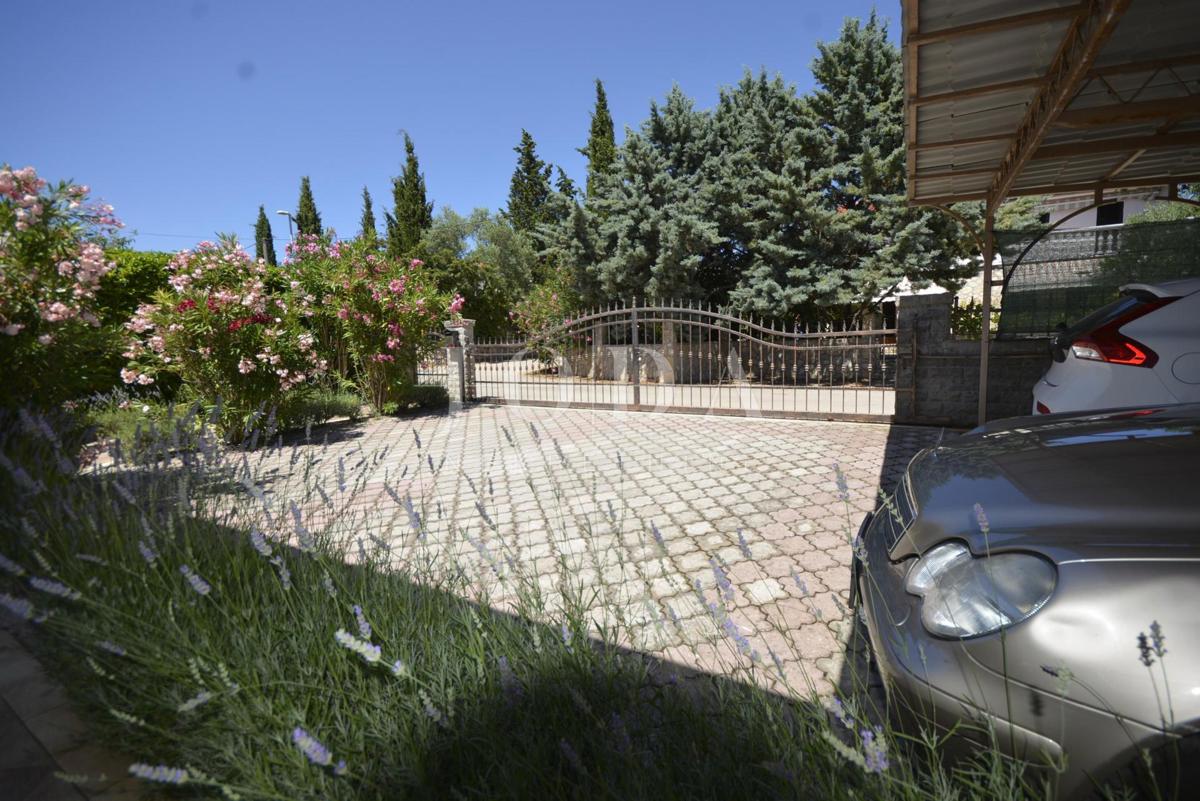 Lijepa samostojeća kuća s velikom uređenom okućnicom, mirna lokacija!