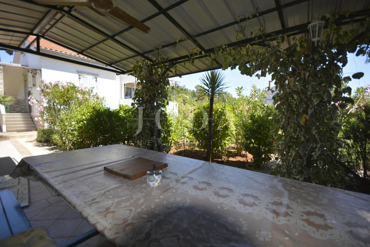 Lijepa samostojeća kuća s velikom uređenom okućnicom, mirna lokacija!