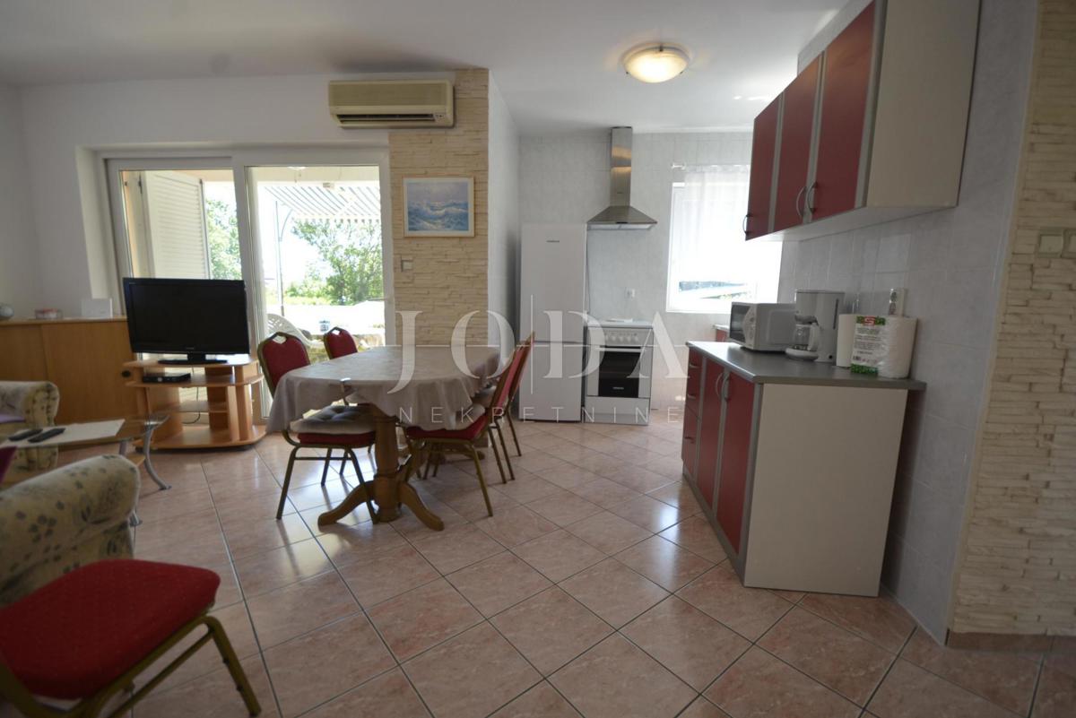 Lijepa samostojeća kuća s velikom uređenom okućnicom, mirna lokacija!