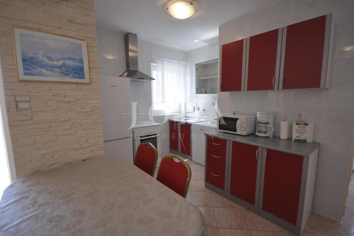 Lijepa samostojeća kuća s velikom uređenom okućnicom, mirna lokacija!