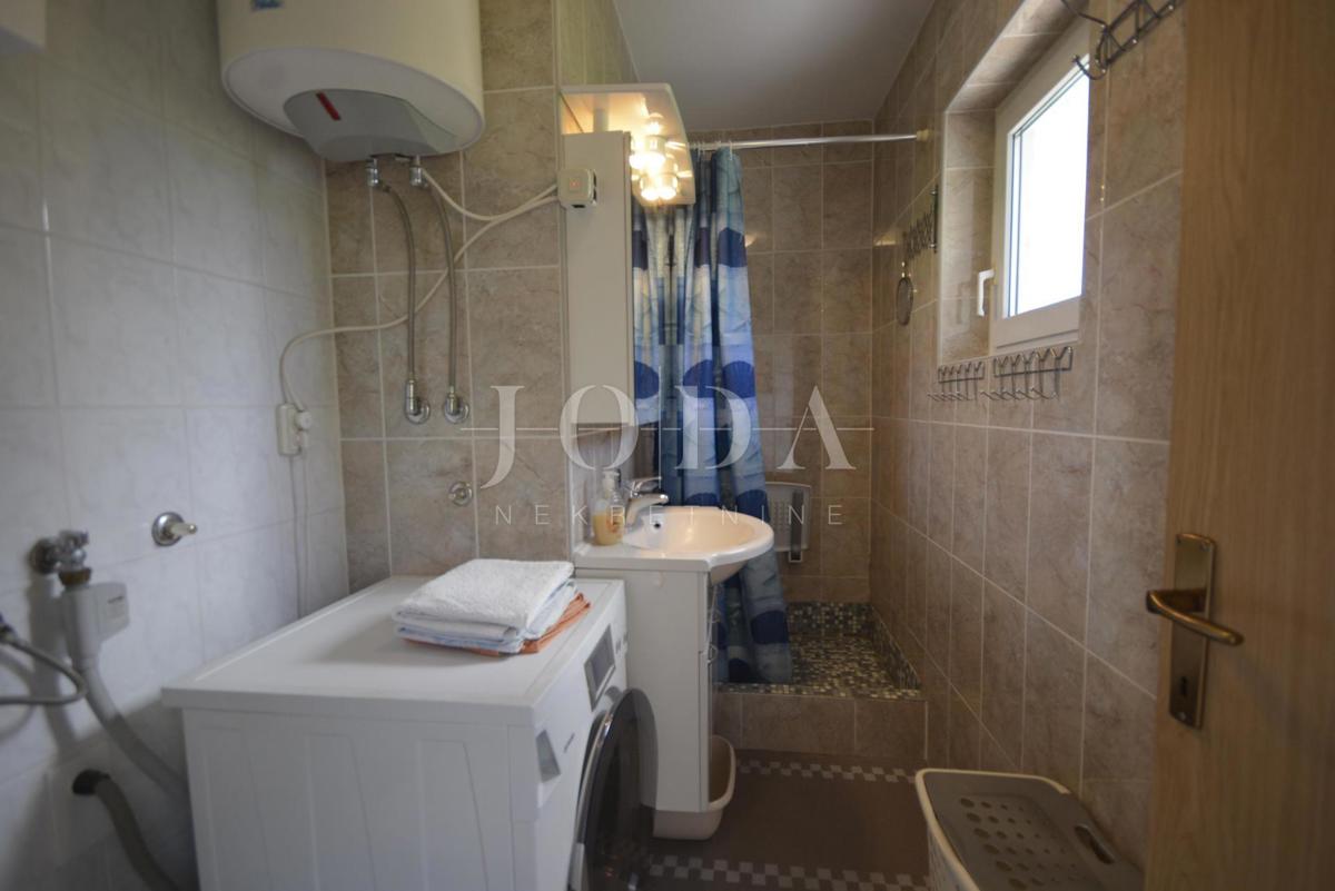 Lijepa samostojeća kuća s velikom uređenom okućnicom, mirna lokacija!