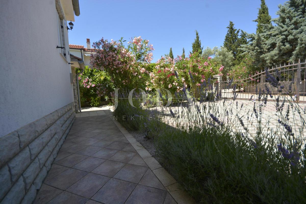 Lijepa samostojeća kuća s velikom uređenom okućnicom, mirna lokacija!