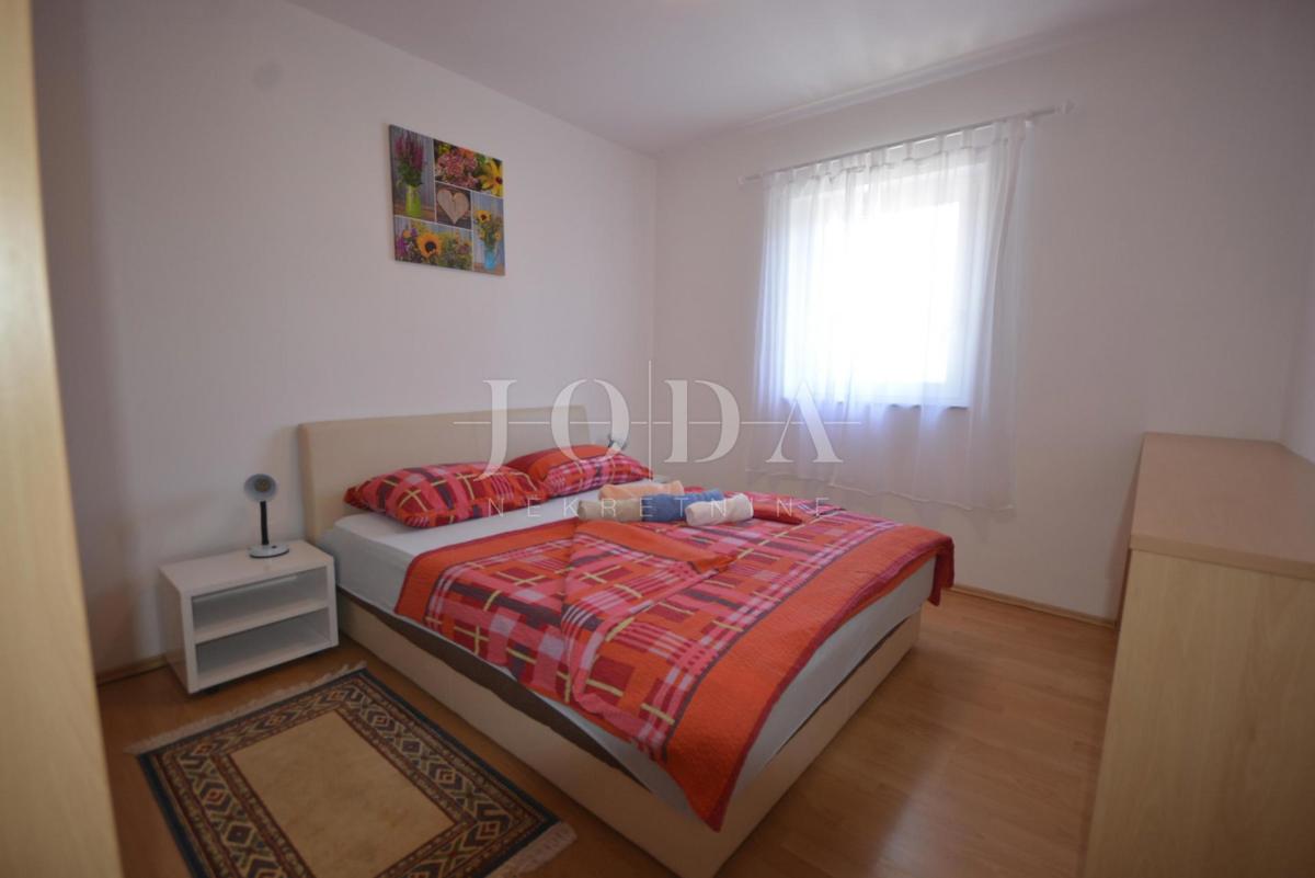 Lijepa samostojeća kuća s velikom uređenom okućnicom, mirna lokacija!