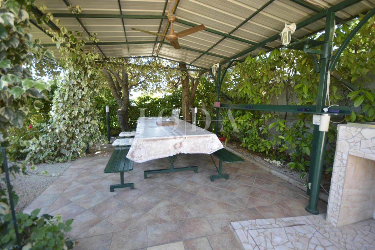 Lijepa samostojeća kuća s velikom uređenom okućnicom, mirna lokacija!