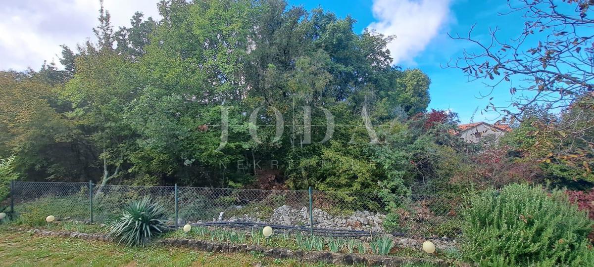 Gradbeno zemljišče z delnim pogledom na morje, blizu Malinske