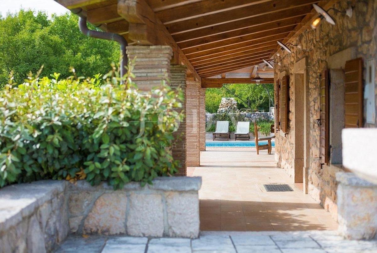 Kamnita hiša na mirni lokaciji