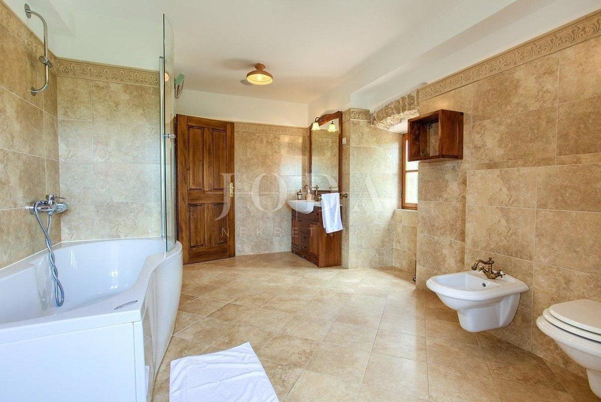 Kamnita hiša na mirni lokaciji