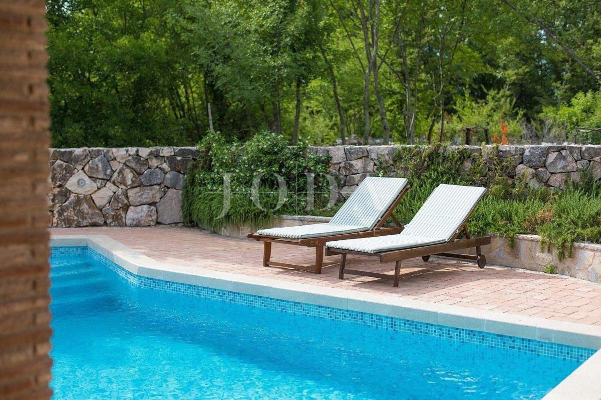 Kamnita hiša na mirni lokaciji