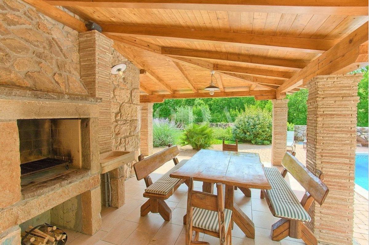 Kamnita hiša na mirni lokaciji