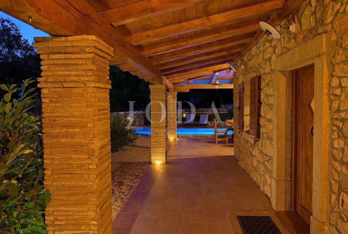 Kamnita hiša na mirni lokaciji