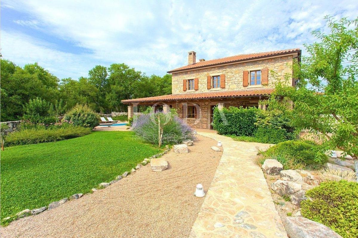 Kamnita hiša na mirni lokaciji