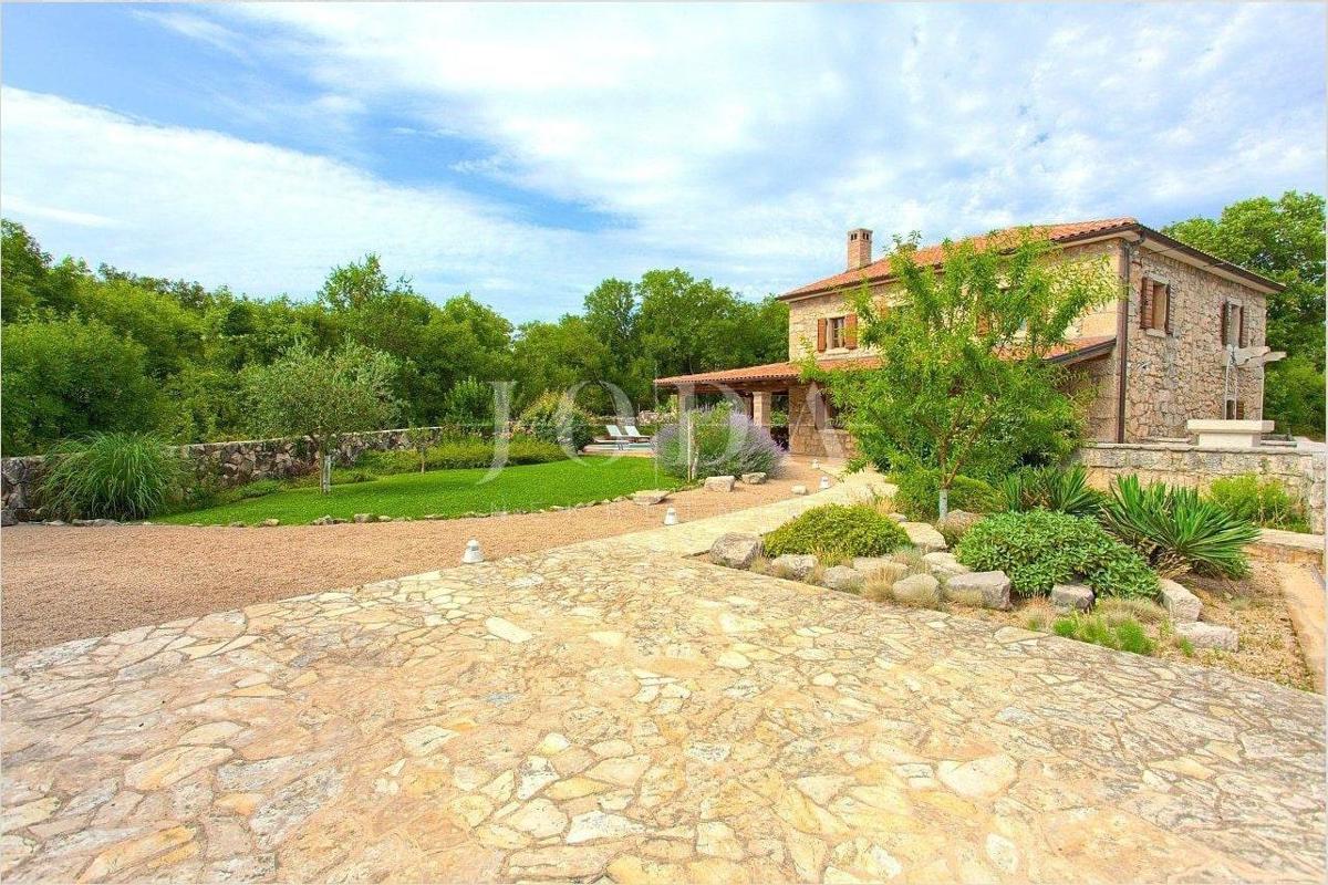 Kamnita hiša na mirni lokaciji