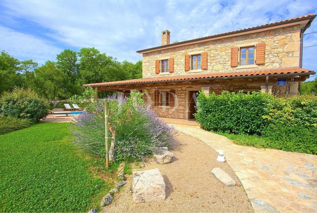 Kamnita hiša na mirni lokaciji