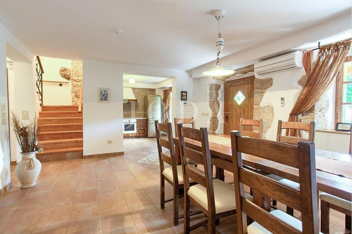 Kamnita hiša na mirni lokaciji