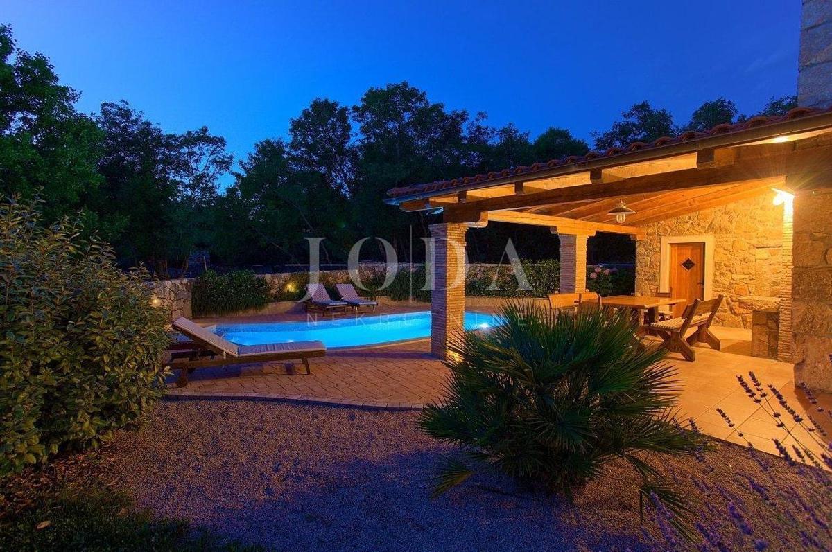 Kamnita hiša na mirni lokaciji