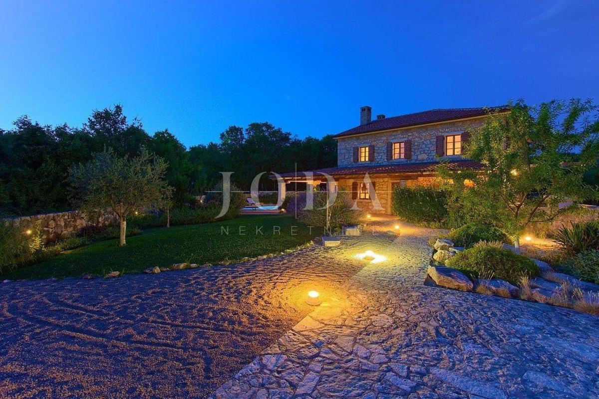 Kamnita hiša na mirni lokaciji