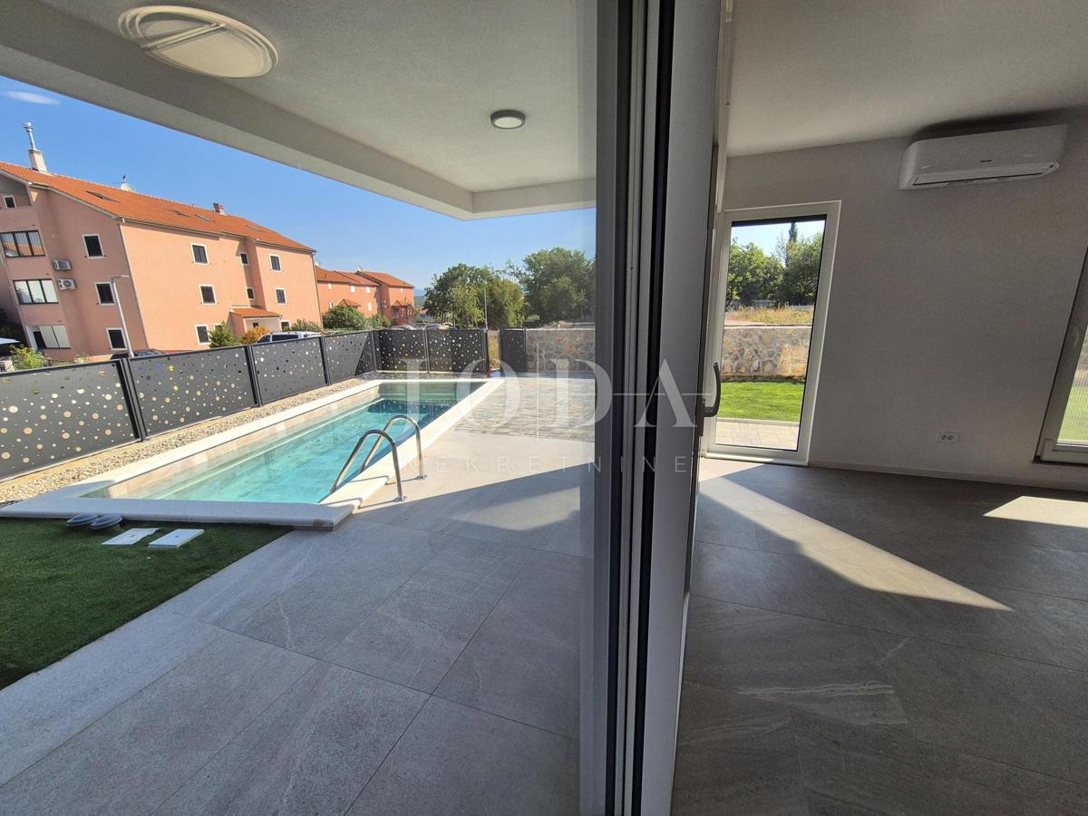 Malinska, hiša z bazenom - novogradnja