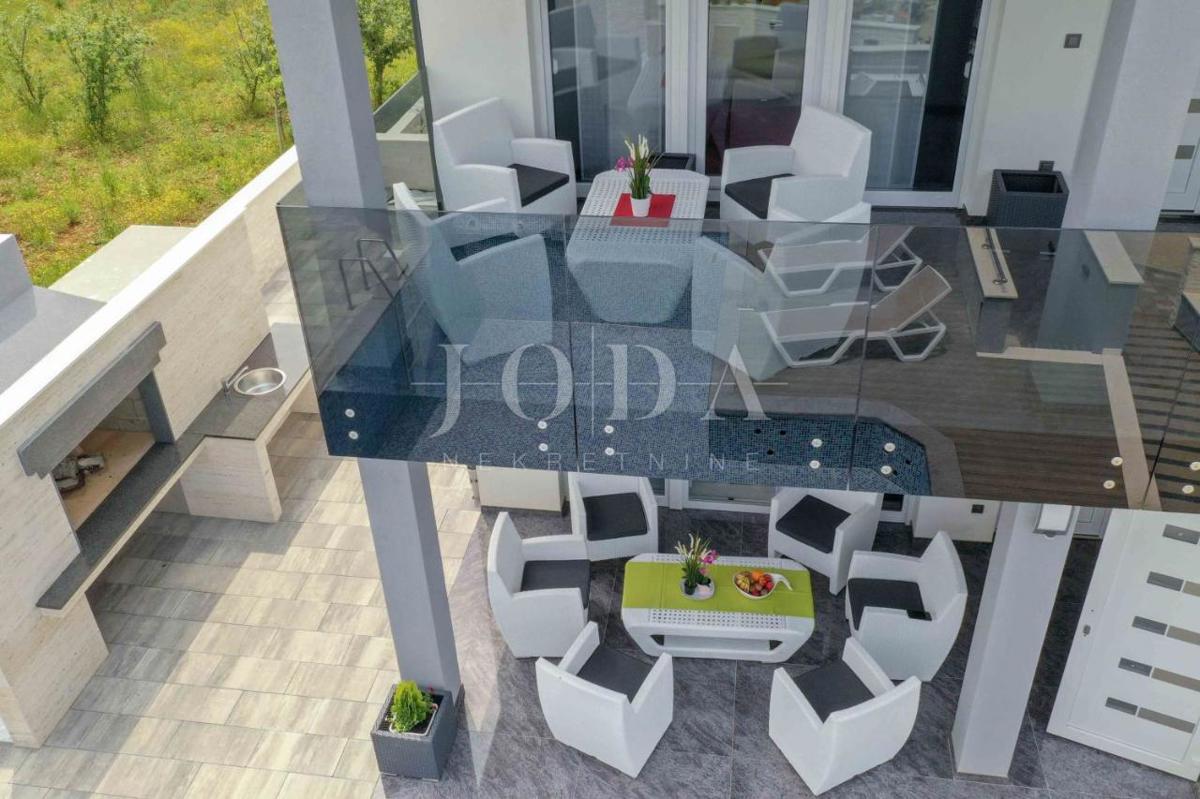 Mesto Krk, okolica - hiša z bazenom na mirni lokaciji