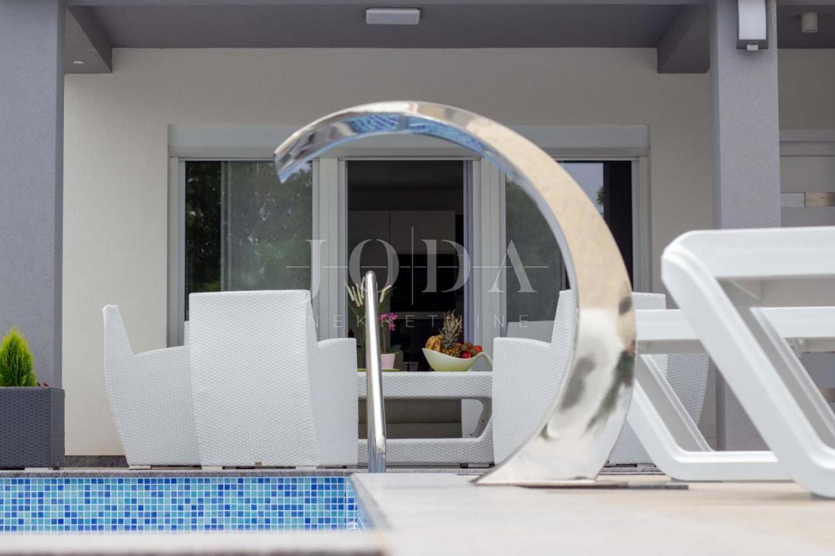 Mesto Krk, okolica - hiša z bazenom na mirni lokaciji