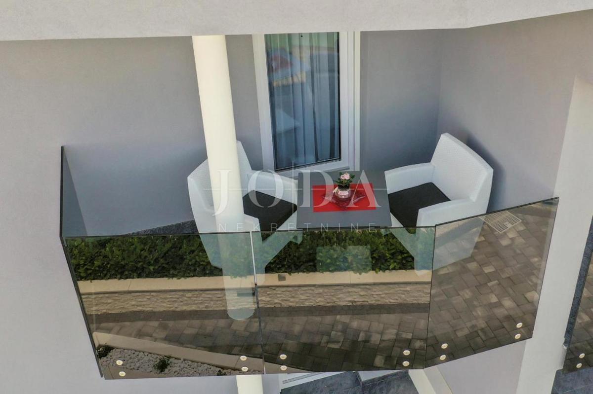 Mesto Krk, okolica - hiša z bazenom na mirni lokaciji